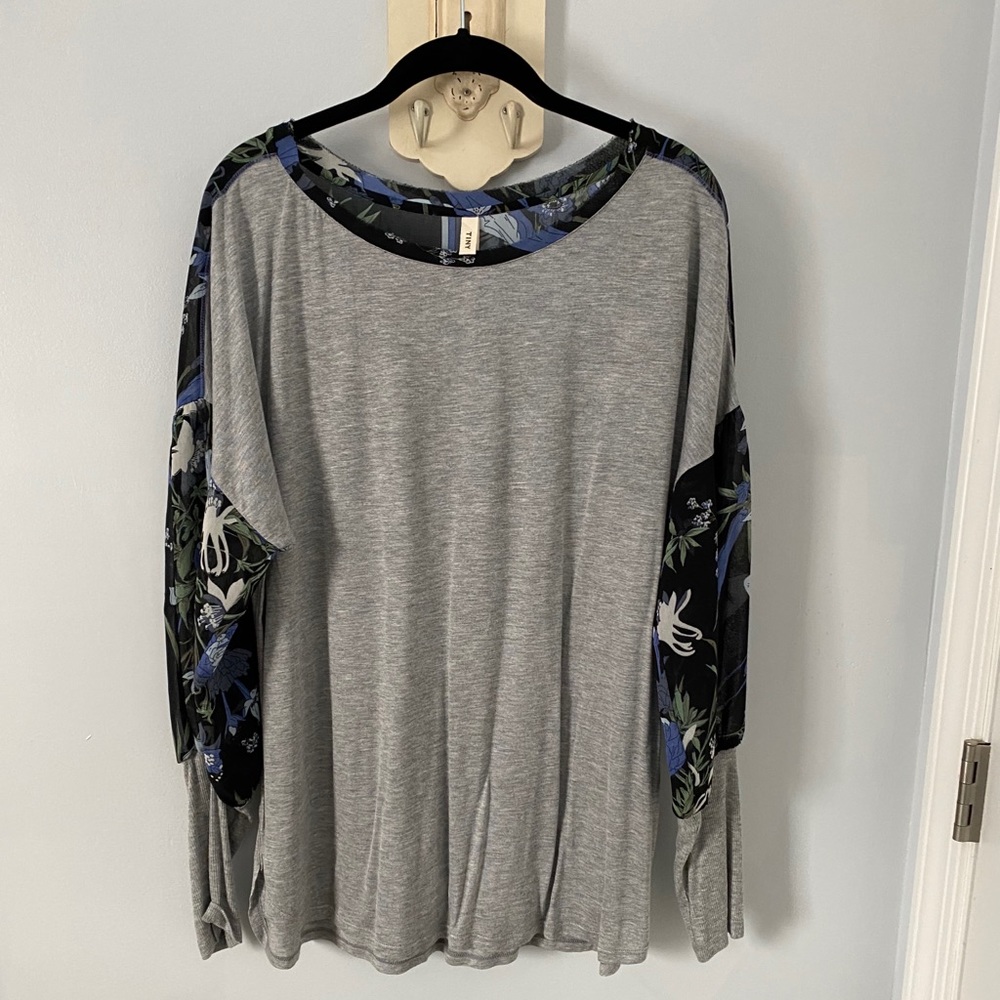 Gray Floral Women's Tunic Top EUC